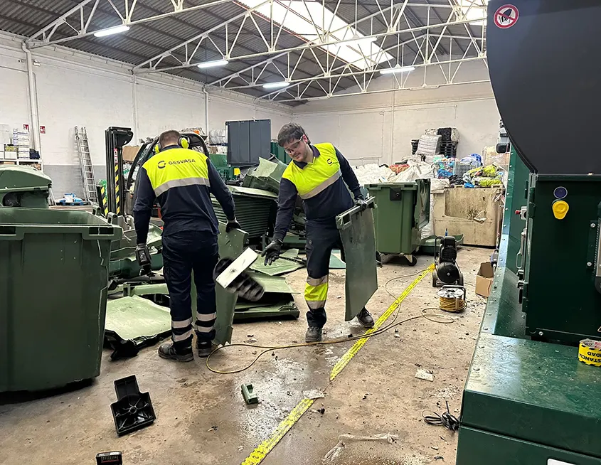 imagen de trabajadores de Gesvasa en sus instalaciones realizando labores de gestión de residuos