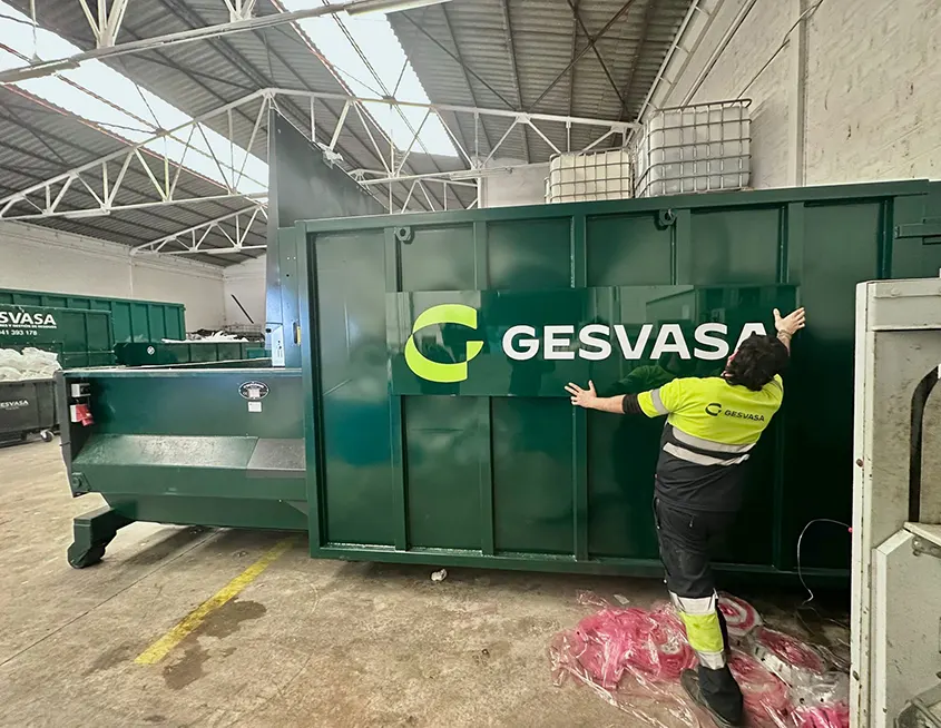 imagendel nuevo compactador de residuos de Gesvasa en sus instalaciones de Logroño